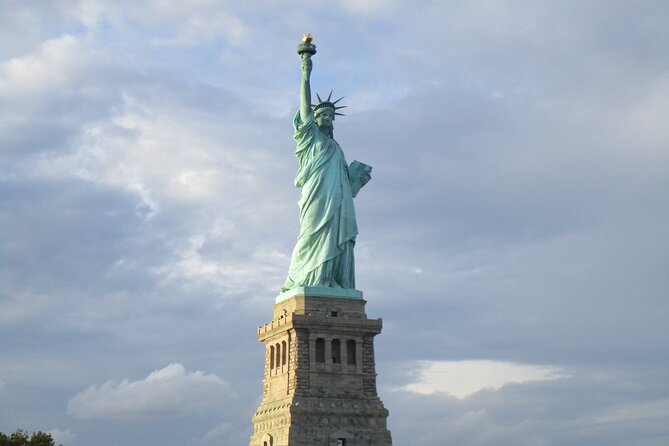 2.5-hour Guided Sailboat Tour - Ellis Island and Governors Island