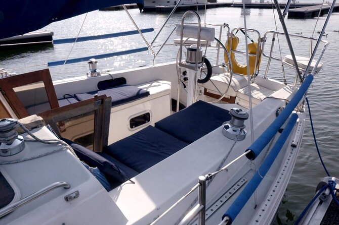 2.5-hour Guided Sailboat Tour - Getting close to the Statue of Liberty