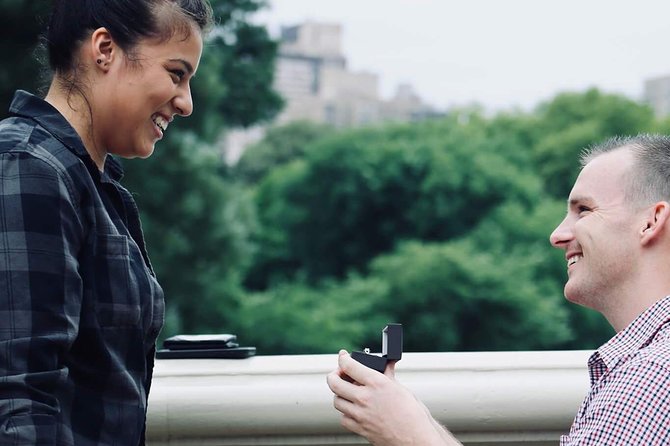 60 min surprise proposal carriage ride - How many people should join?