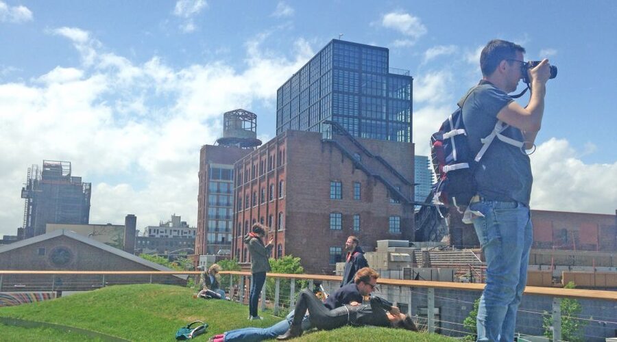 Brooklyn: 2-Hour Best of Brooklyn Walking Tour -Williamsburg - Finding graffiti and street art below the surface