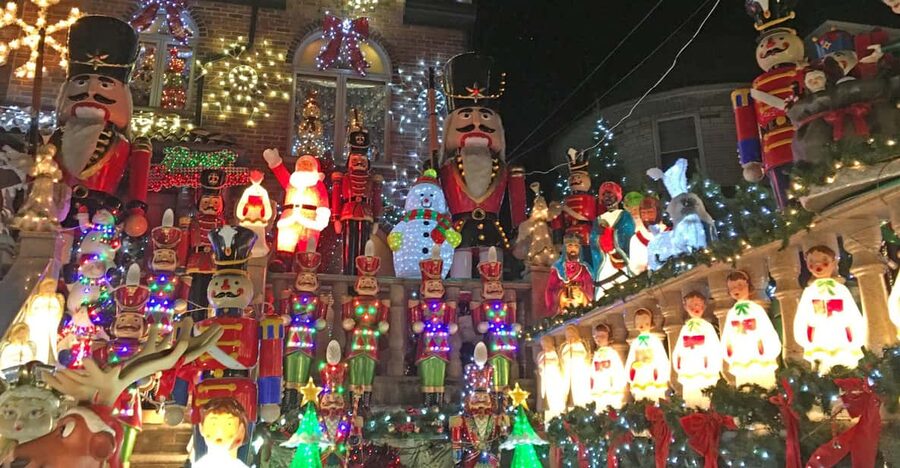 Brooklyn: Dyker Heights Christmas Walking Tour - The first 15 minutes: leaving the bakery for the lights