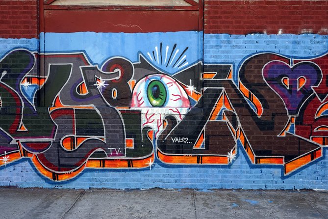 Brooklyn, Queens, and the Bronx Contrastes Tour in Spanish - Bushwick’s walls of color