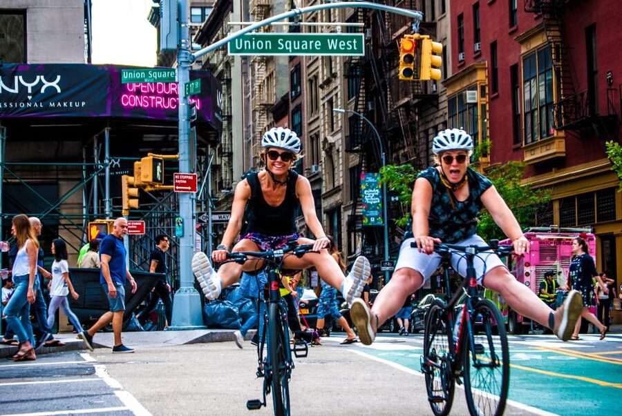 Brooklyn: Sightseeing Bike Tour with Local Guide - Key points at a glance