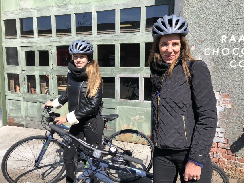 Brooklyn: Sightseeing Bike Tour with Local Guide - The guides are a major part of the experience
