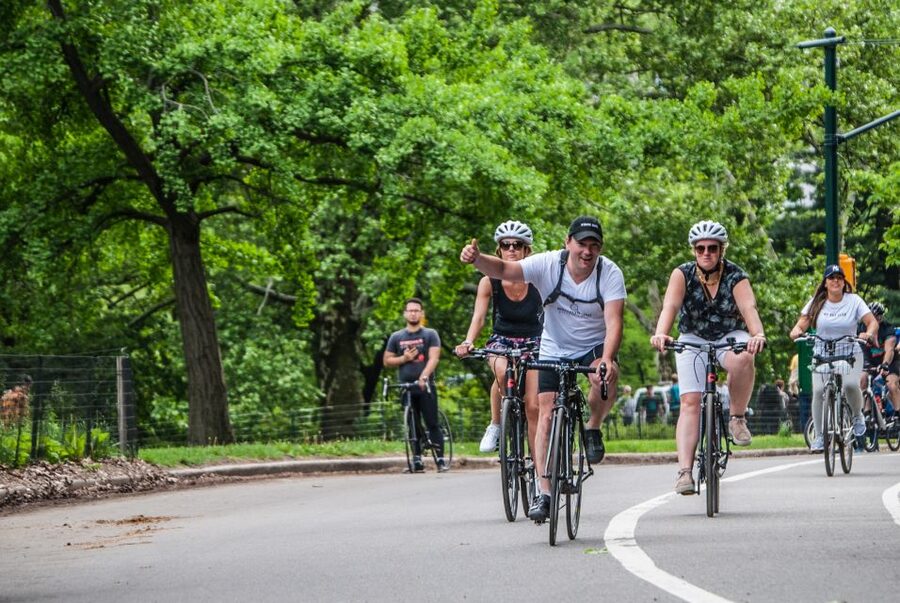 Brooklyn: Sightseeing Bike Tour with Local Guide - Starting beneath the Manhattan and Brooklyn bridges in DUMBO