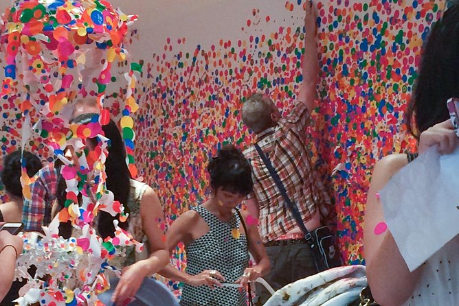 Chelsea Contemporary Art Tour with NYC Professional Art Critic - The first gallery: starting with a current show