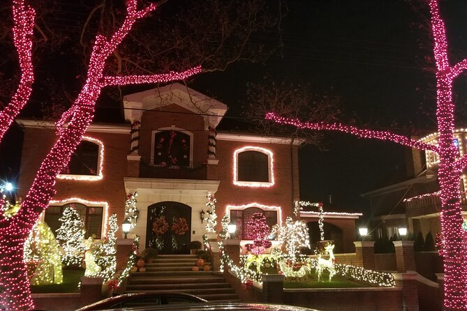 Christmas Lights Tour of Dyker Heights Brooklyn - DUMBO brings the Brooklyn Bridge into the picture