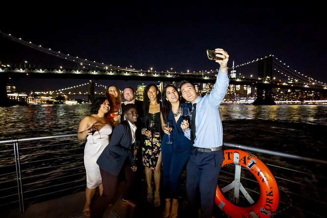City Cruises New York: Bateaux Premier Dinner Cruise - Brooklyn Bridge, Manhattan Bridge, and the East River turn