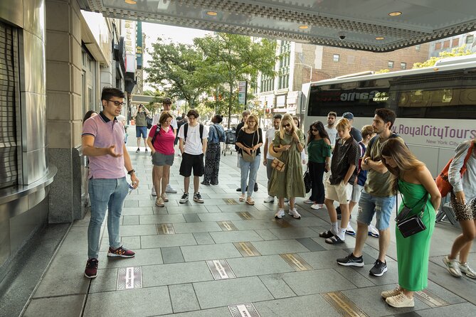 City of Contrasts Tour-Manhattan, Bronx, Queens and Brooklyn - Harlem: the Apollo and Astor Row