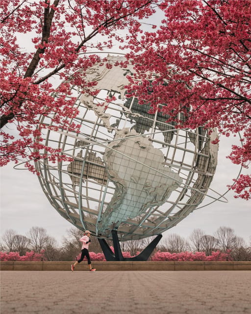 Contrasts of New York Tour - Queens by bus, then a pause at Flushing Meadows