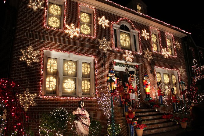 Dyker Heights Brooklyn Christmas Lights Tour - Brooklyn Bridge and Manhattan skyline on the return
