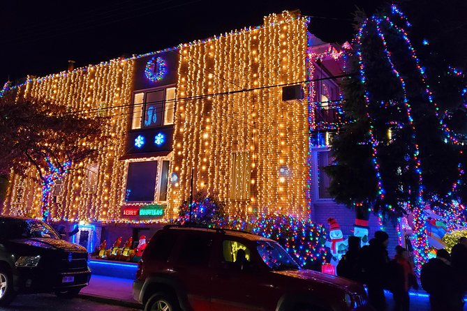 Dyker Heights Christmas Lights Guided Tour - The Brooklyn Heights bridge and Manhattan skyline stop