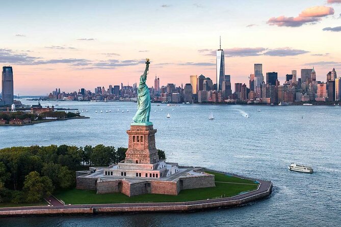 Easy Access Statue of Liberty and Brooklyn Bridge Discovery Tour - Returning to Manhattan for downtown views