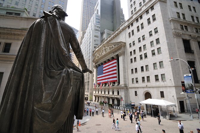 Financial Crisis Tour with a Finance Professional - The Charging Bull and the photo stop