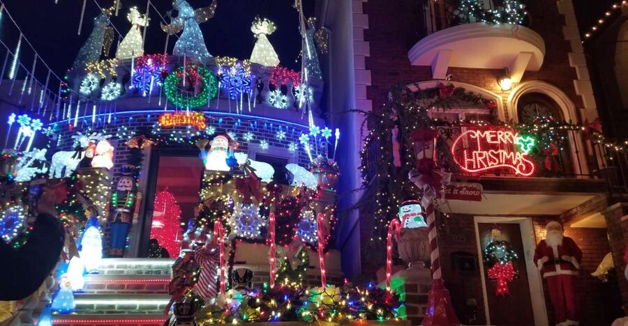 From Manhattan: 4-Hour Brooklyn Christmas Magic Tour - Dumbo supplies the classic New York photo stop