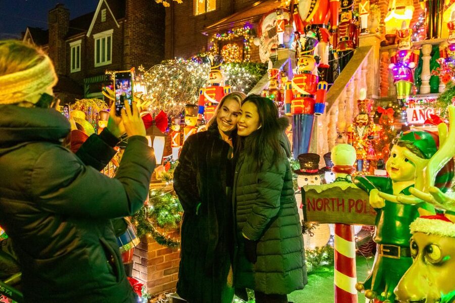 From Manhattan: 4-Hour Dyker Heights Holiday Lights Bus Tour - Practical tips for a smoother evening