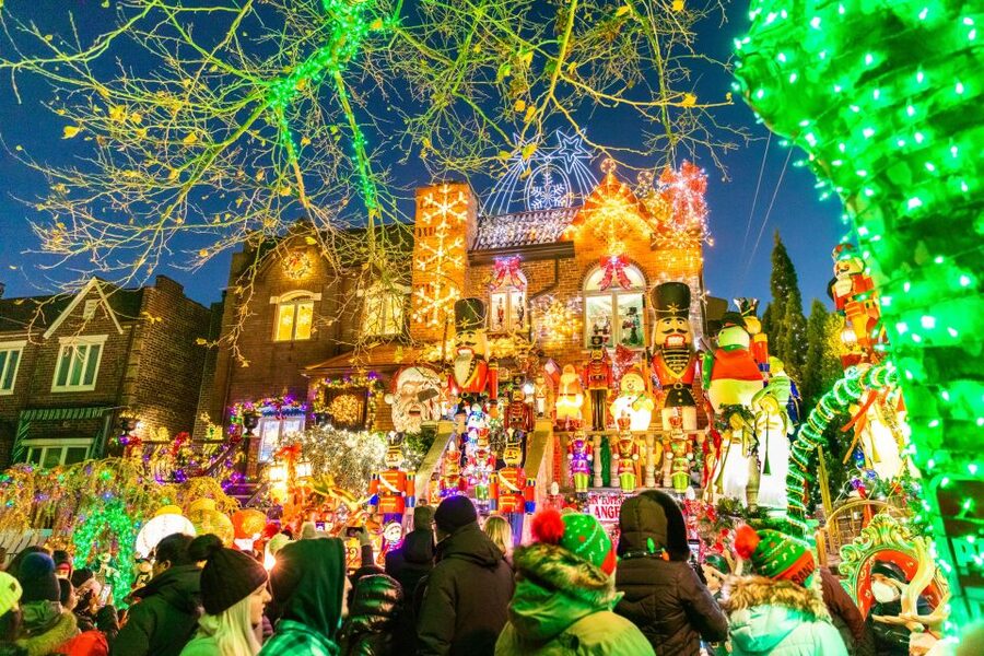 From Manhattan: 4-Hour Dyker Heights Holiday Lights Bus Tour - Why Dyker Heights is worth crossing the river for