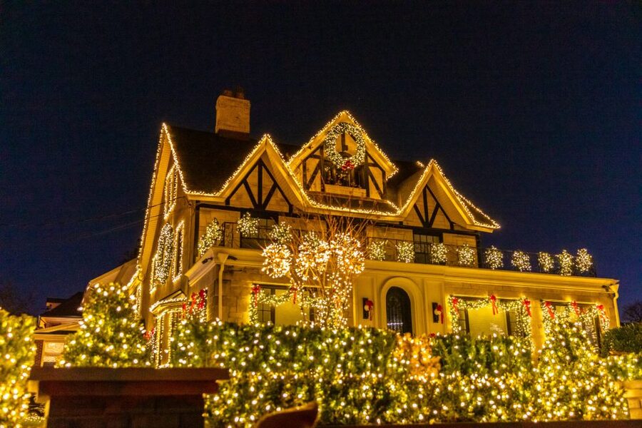 From Manhattan: 4-Hour Dyker Heights Holiday Lights Bus Tour - The bus ride from Manhattan to Brooklyn