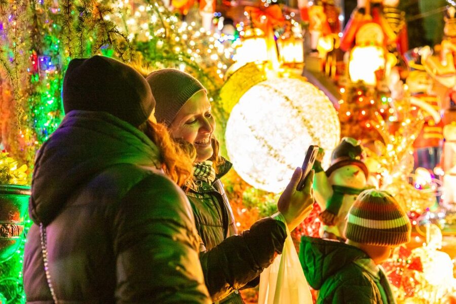 From Manhattan: 4-Hour Dyker Heights Holiday Lights Bus Tour - Brooklyn Bridge Park and the DUMBO photo stop