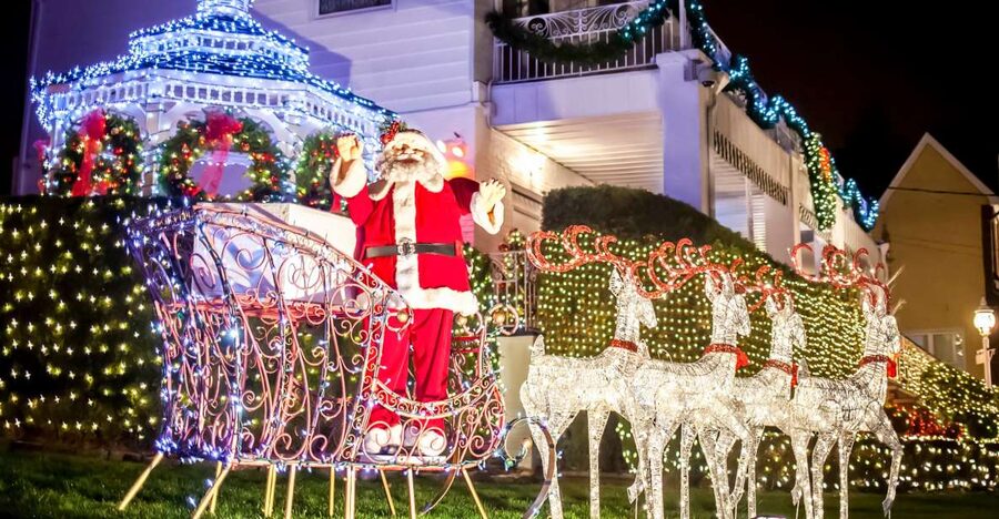 From Manhattan: Dyker Heights Lights & Skyline Tour - Why Dyker Heights is worth the trip from Manhattan