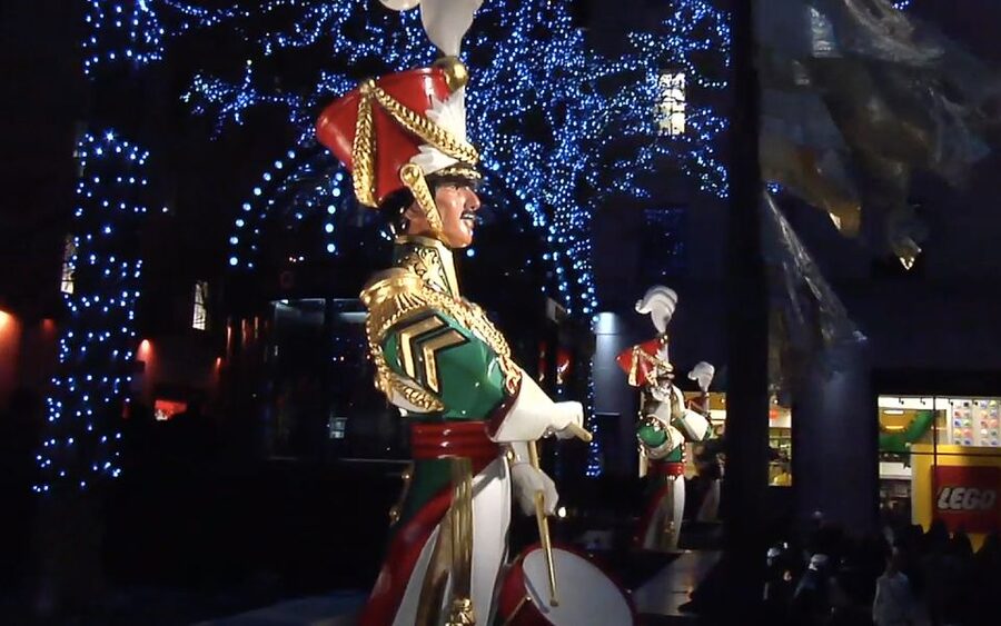 From Manhattan: Dyker Heights Lights & Skyline Tour - Bay Ridge gives the evening a useful first act