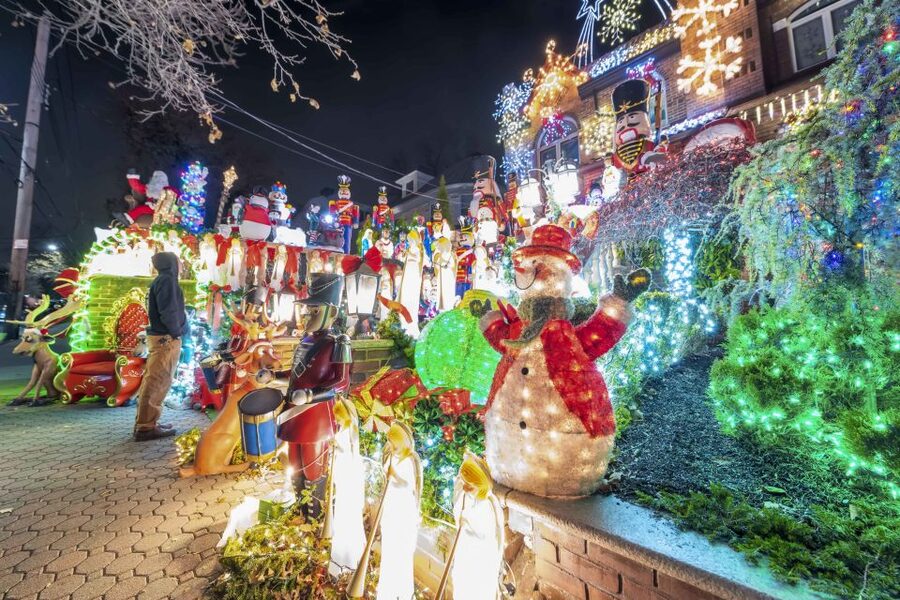 From Manhattan: Dyker Heights Lights & Skyline Tour - How the four-hour timing works