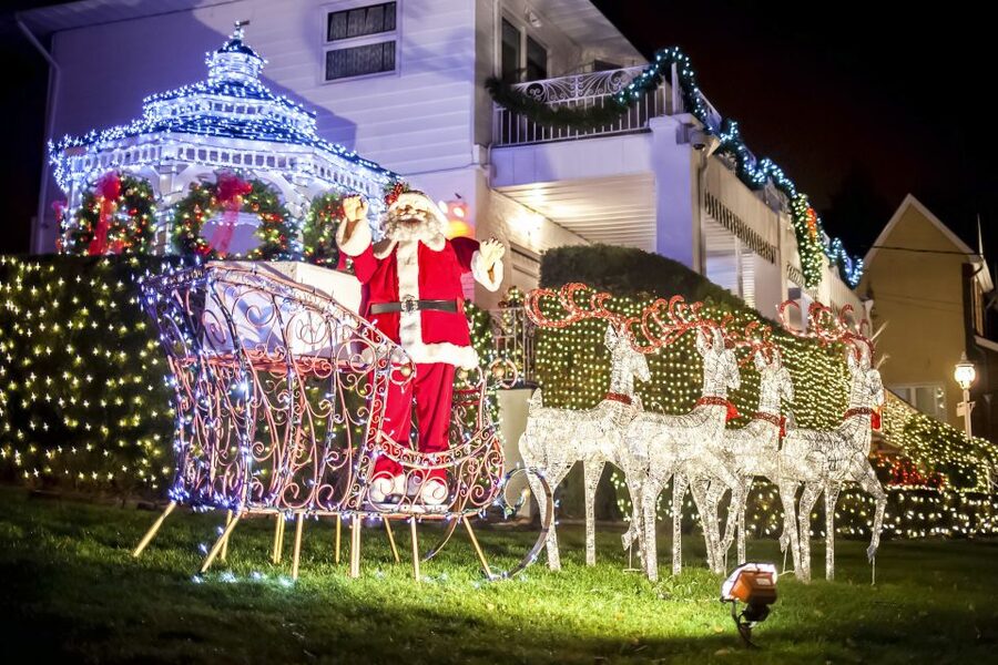 From Manhattan: Dyker Heights Lights & Skyline Tour - Weather, crowds, and what to bring