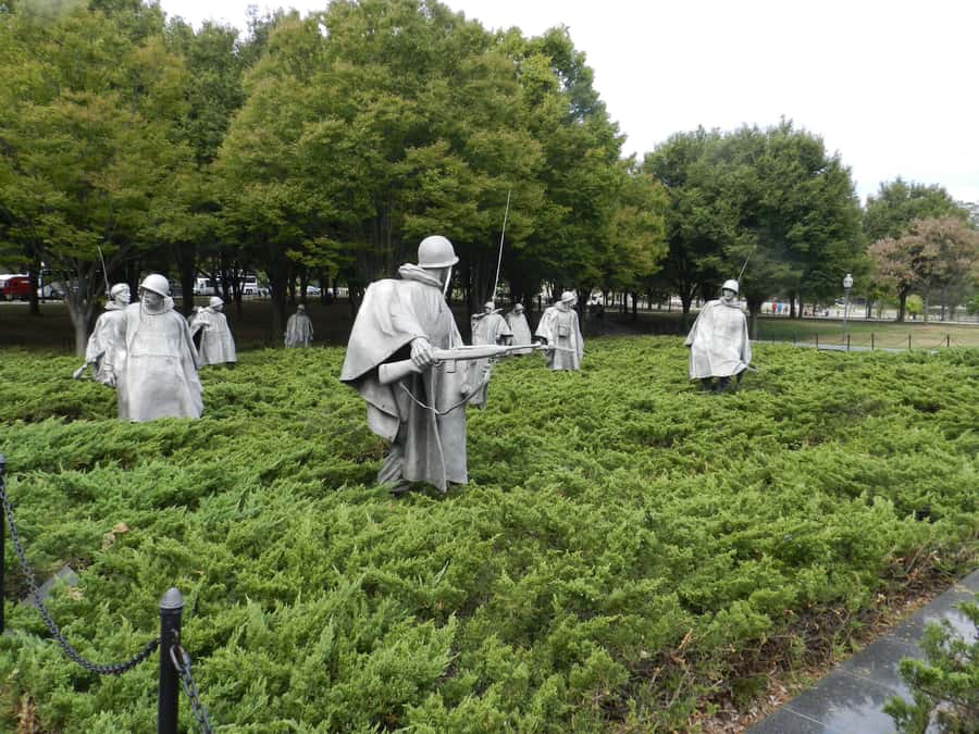 From New York City: Washington and Philadelphia 1-Day Tour - Guides, language, and group style