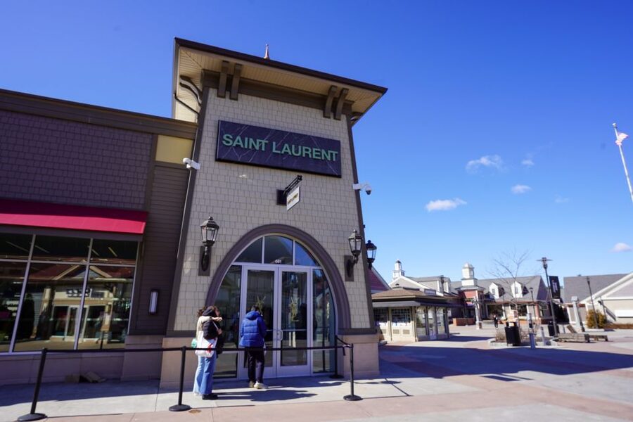 From NYC: Woodbury Common Premium Outlets Shopping Tour - Why Woodbury Common works as a day trip from New York City