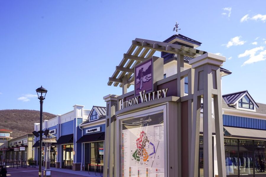 From NYC: Woodbury Common Premium Outlets Shopping Tour - Eating between shopping stops