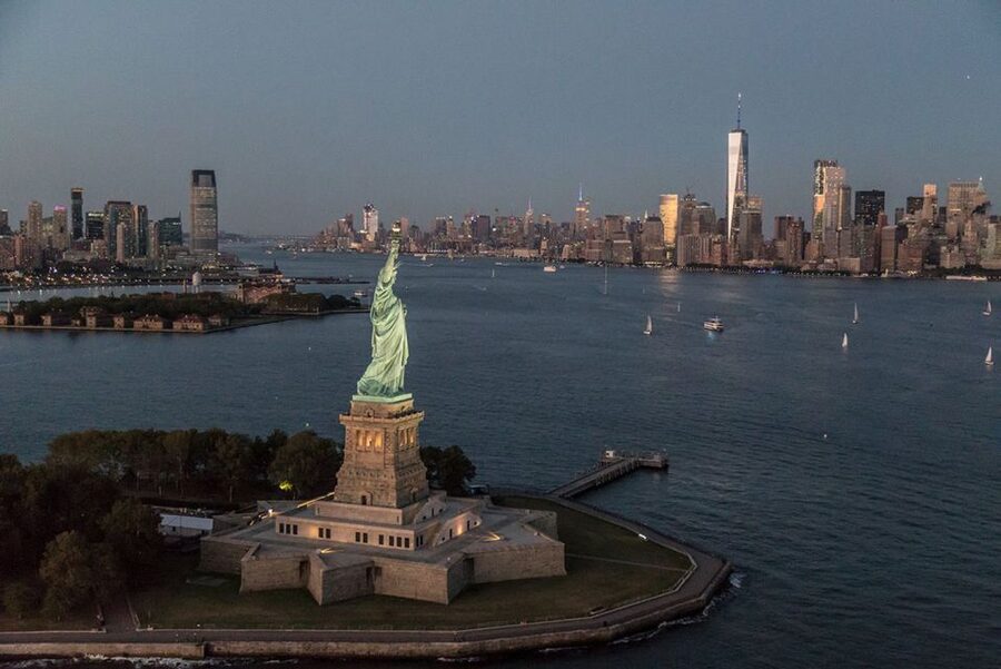 From Westchester: NYC Private Helicopter Tour for Couples - Who will get the most from this flight