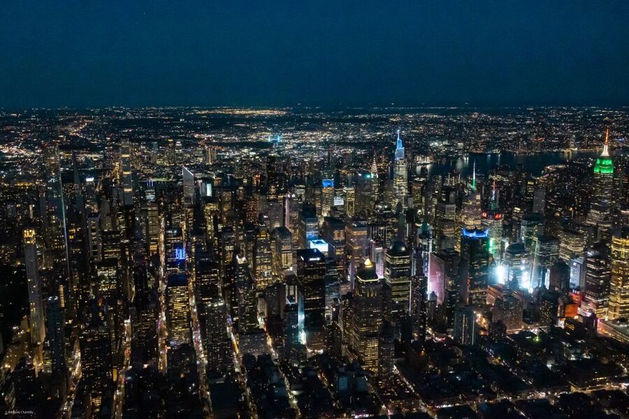 From Westchester: NYC Private Helicopter Tour for Couples - The pilot and the private format