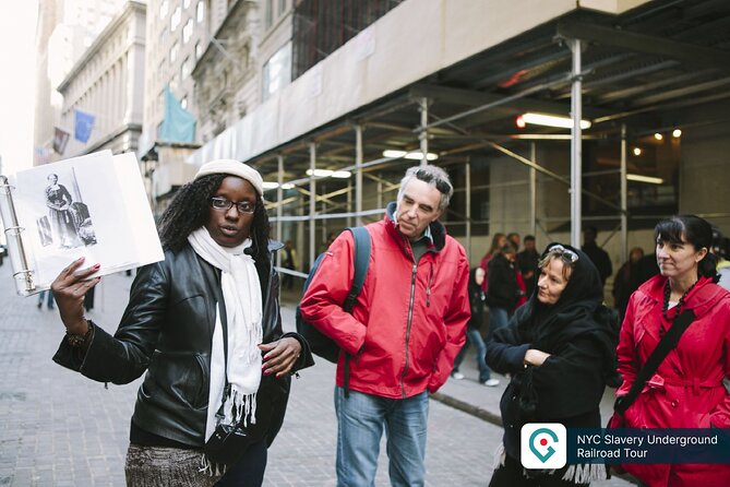 Go City: New York Explorer Pass: 100+ Things to Do Including Edge - Neighborhood walks and local stories