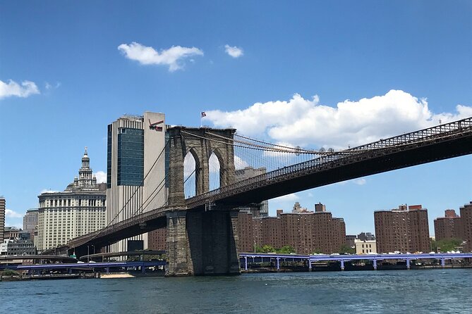 Guided tour in French of the Super Heroes - Midtown landmarks from 2 p.m. to the ferry