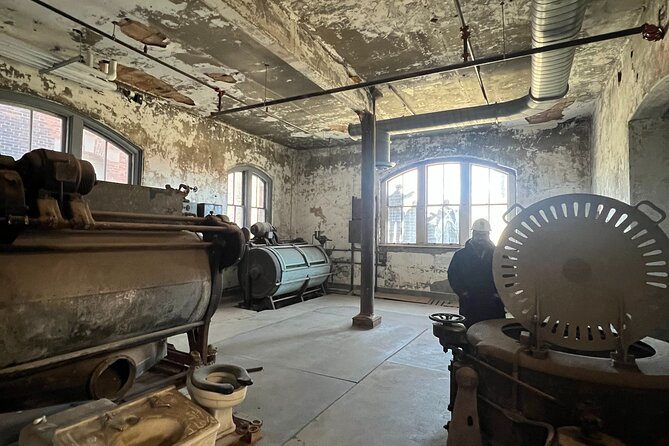 Hard Hat Tour of the Abandoned Ellis Island Hospital Complex - What makes the guide important