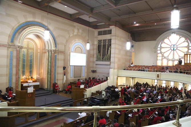 Harlem Gospel Experience Walking Tour in French - The Apollo Theater stop