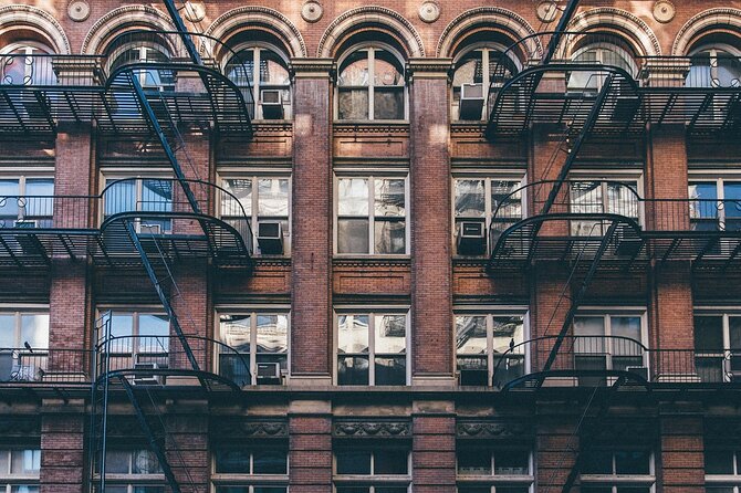 Immersive Murder Mystery in Manhattan - Scavenger Hunt Experience - Starting at Washington Square Park