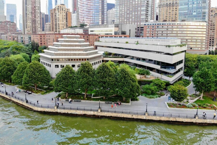 Jewish History of NYC Private Tour with Transfers - East Broadway, the Educational Alliance, and practical help