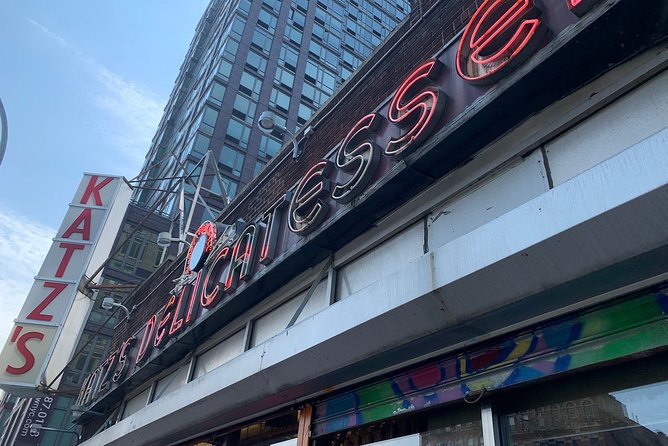 Lower East Side Eats Food Tour - Kossar’s explains the difference between a bagel and a bialy