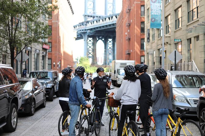 Lower Manhattan and Brooklyn Bridge Guided Fiets Tour (Dutch) - Wall Street and the Financial District