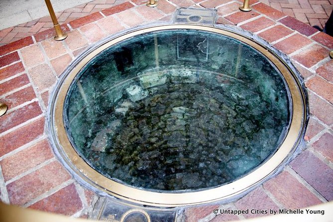 Lower Manhattan Tour: The Remnants of Dutch New Amsterdam! - The New York Stock Exchange and Fearless Girl
