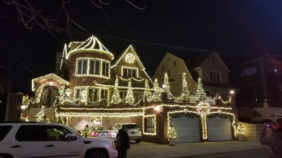 Magnificent Christmas Lights Tour of Dyker Heights Brooklyn - Key points at a glance