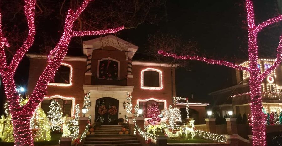 Magnificent Christmas Lights Tour of Dyker Heights Brooklyn - One hour among the Dyker Heights decorations