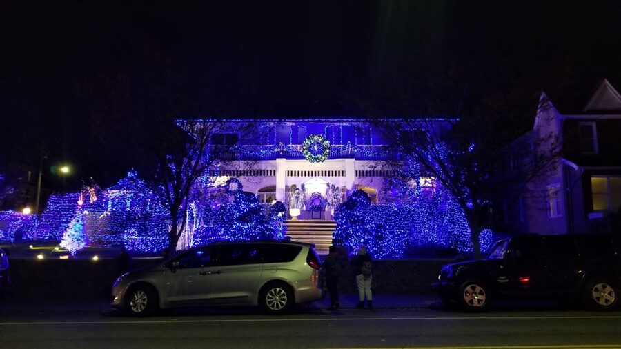 Magnificent Christmas Lights Tour of Dyker Heights Brooklyn - What the guide adds to the experience