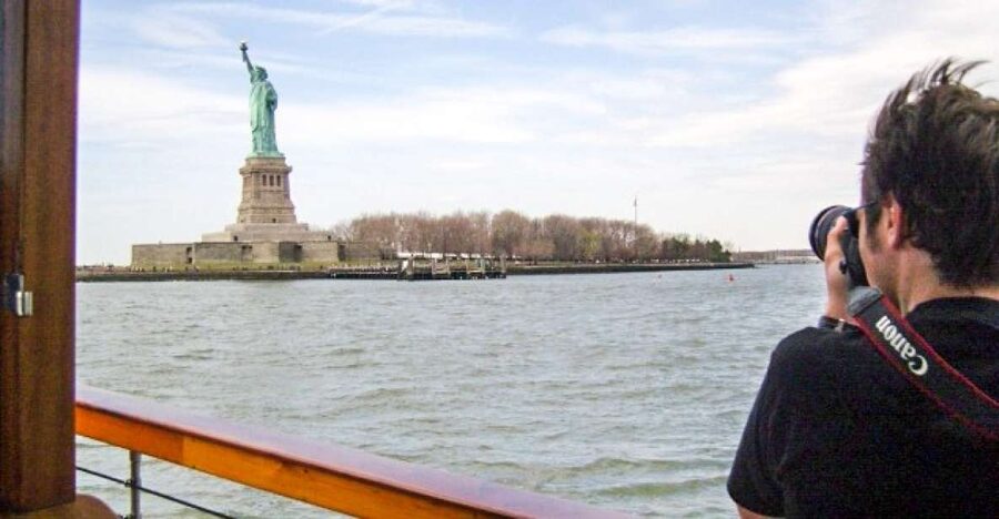 Manhattan: Statue and Skyline Cruise Aboard a Luxury Yacht - Drinks, food, and table service