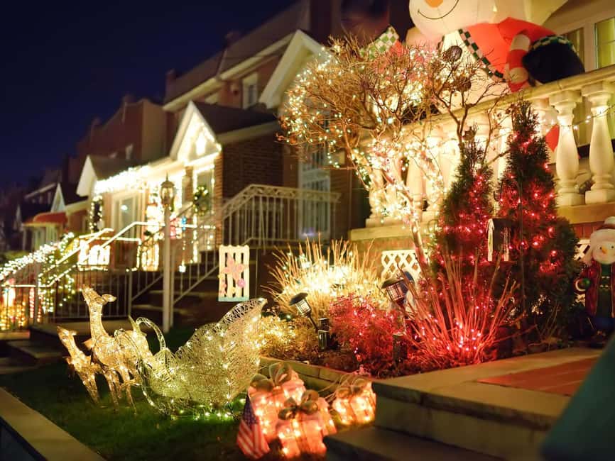 New York Christmas Lights Tour by BUS - Walking through Dyker Heights Christmas displays