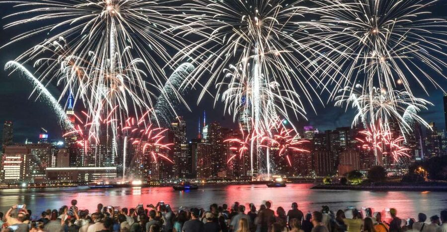 New York City: 4th of July Family Fireworks Party Cruise - Fireworks viewing is the reason to pay the premium