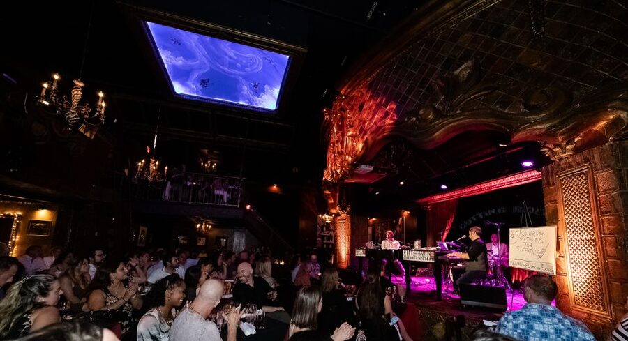 New York City: Dueling Pianos Show - What the three-hour Dueling Pianos show is really like