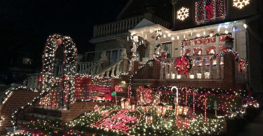 New York City: Dyker Heights Christmas Lights Tour - The Brooklyn Bridge views and DUMBO stop