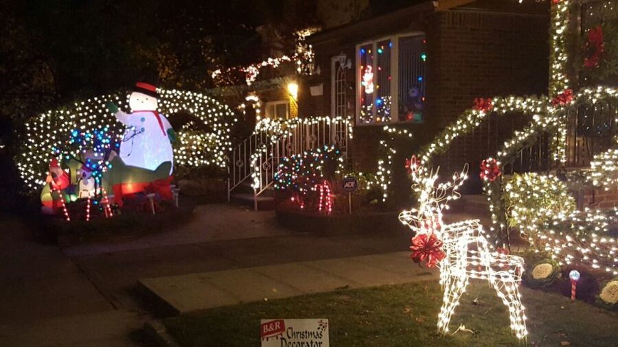 New York City: Dyker Heights Christmas Lights Tour - Starting in Midtown and crossing Manhattan